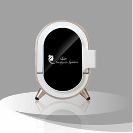 Skin Analysis Machine/魔法ミラー3dの表面カメラをタブレットを持つ博士